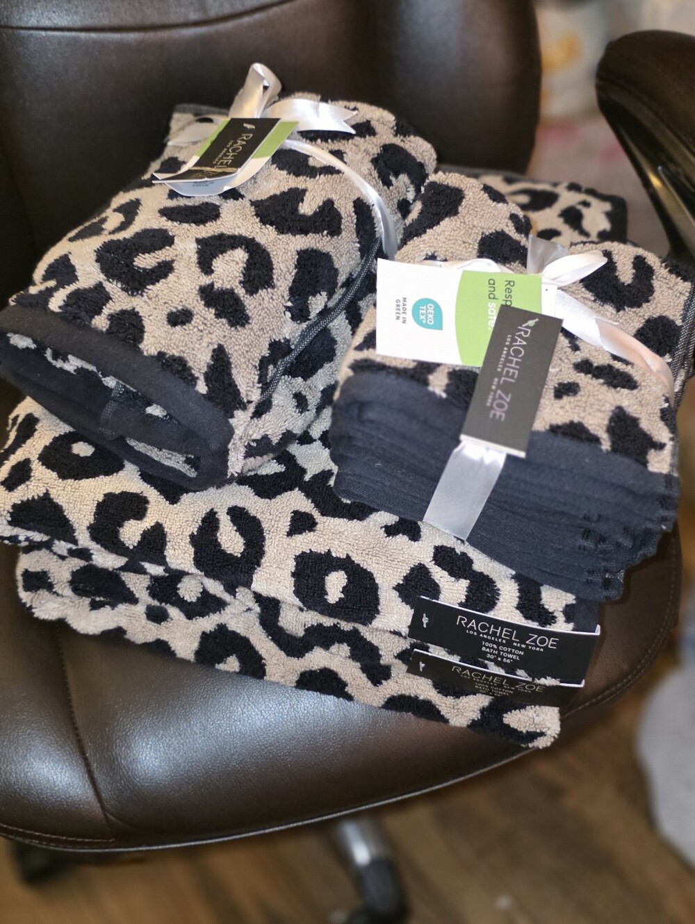 Rachel Zoe Black and Cream Leopard Bath Rug And Towel Set - Picture 12 of 16